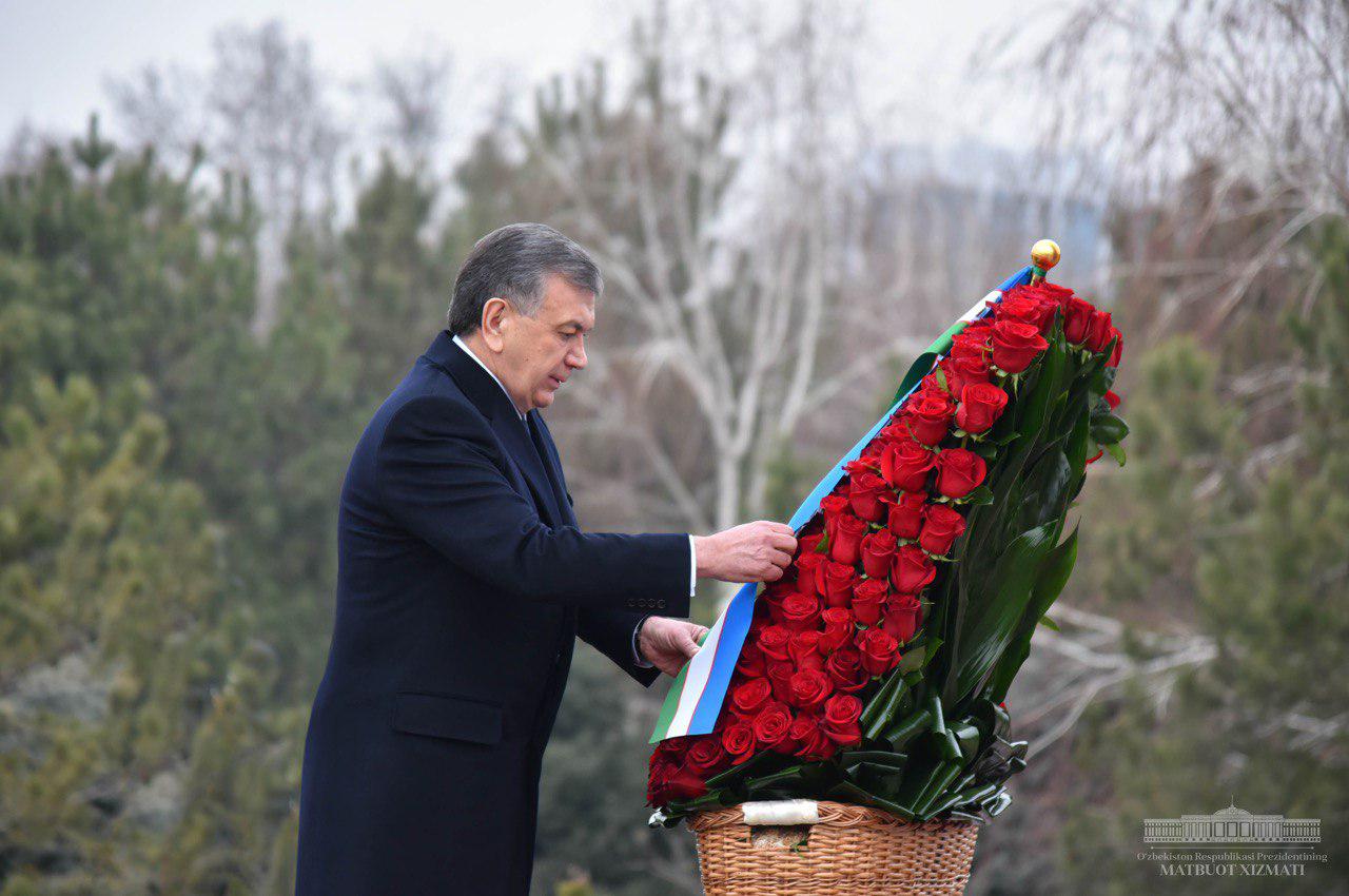 Shavkat Mirziyoyev Birinchi Prezidentimiz xotirasiga hurmat bajo keltirdi