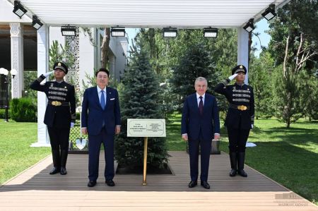 Президенты Республики Узбекистан и Республики Кореи вместе посадили дерево