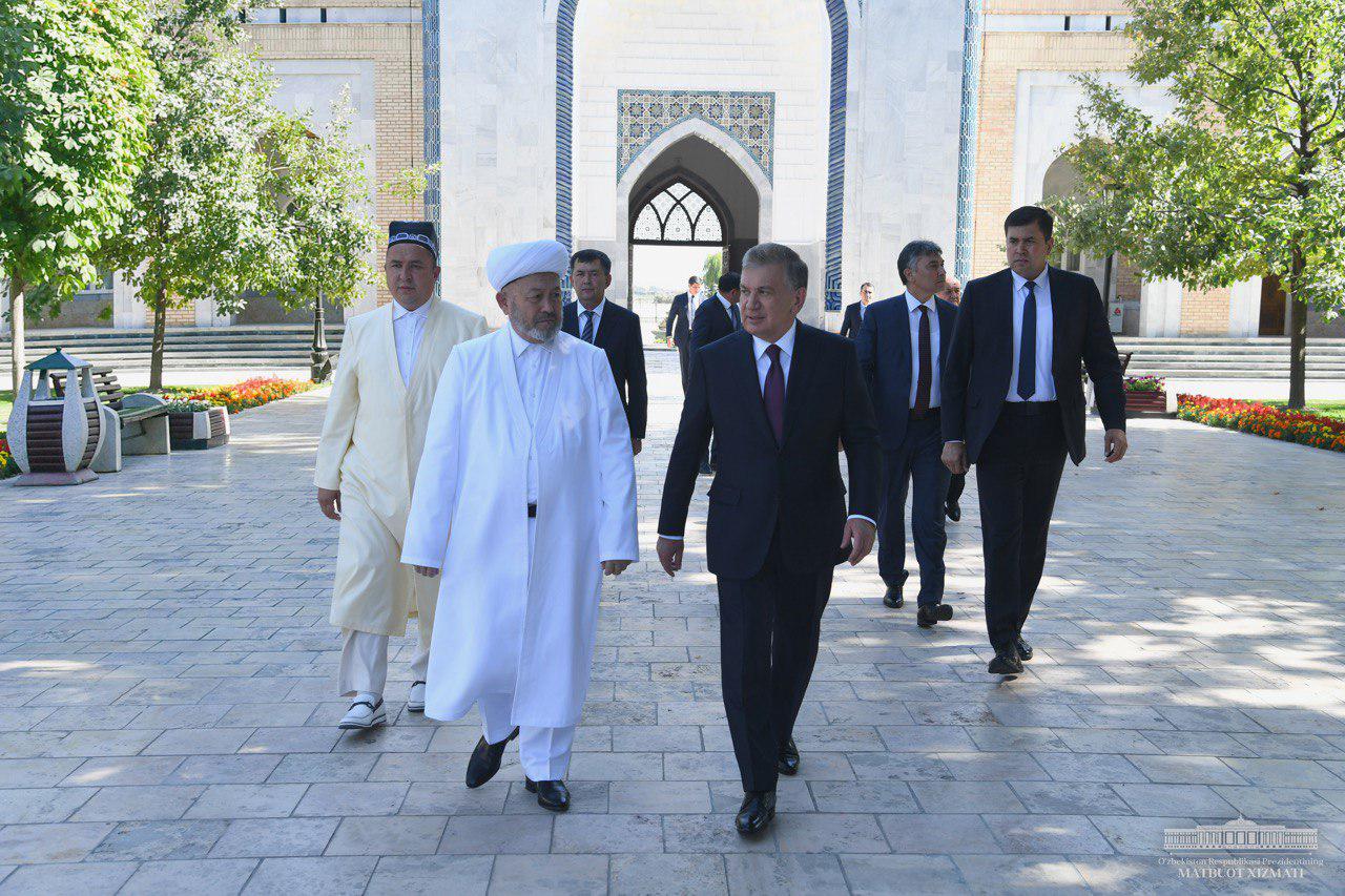 Shavkat Mirziyoyev visits Imam Bukhari Mausoleum