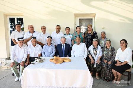 President Visits a Makhalla in Romitan