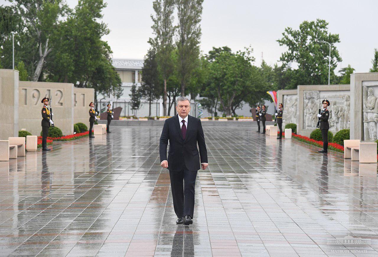 Шавкат Мирзиёев возложил цветы к мемориальному комплексу «Ода стойкости»