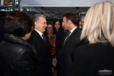Shavkat Mirziyoyev and Emmanuel Macron Become Familiar with the Exhibition of the Richest Cultural Heritage of Uzbekistan
