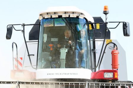 Shavkat Mirziyoyev Inspects Wheat Field