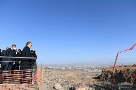 Prezident yangi fabrika qurilishini borib ko‘rdi