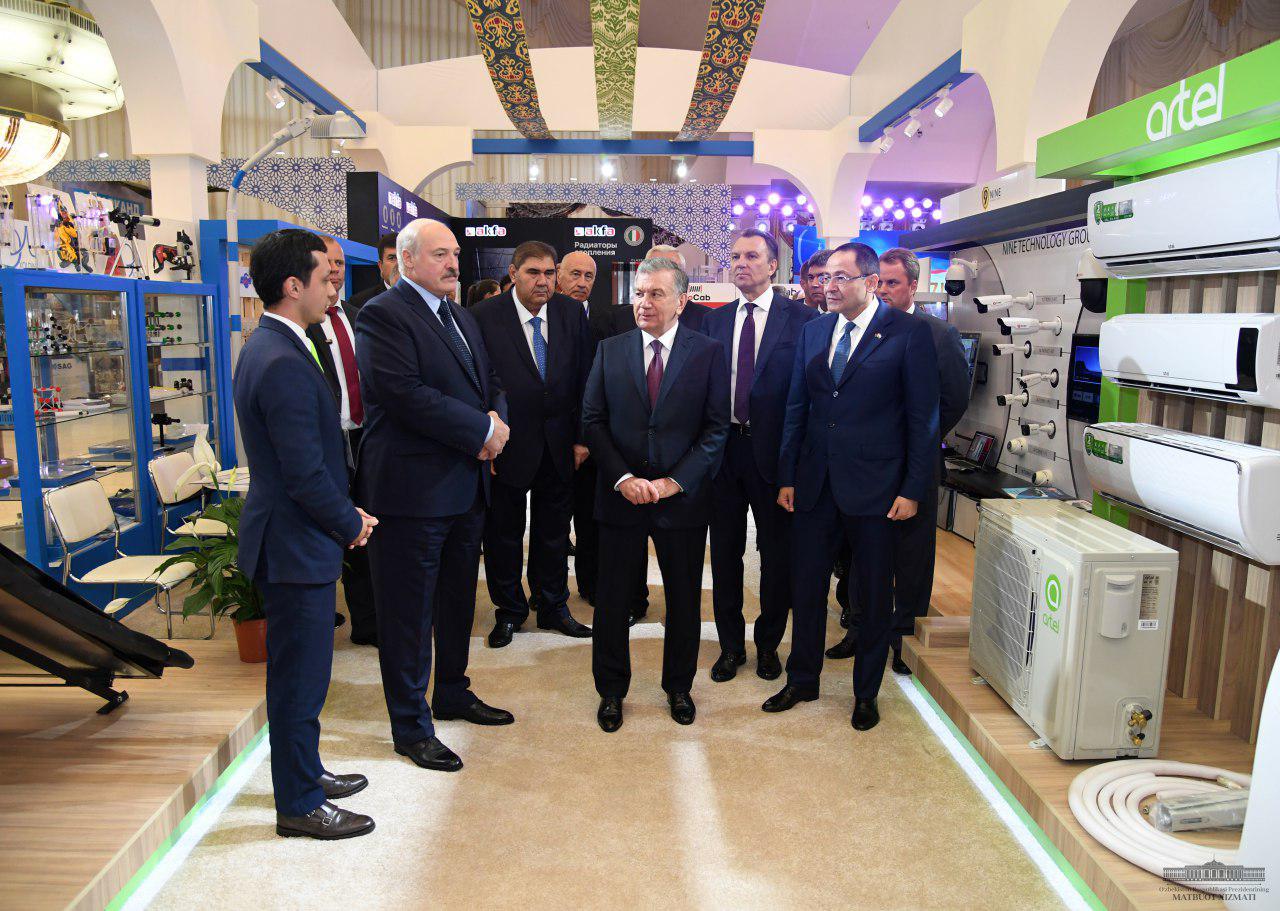 Президенты посетили выставку продукции Узбекистана
