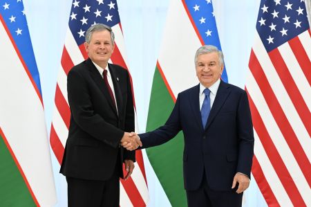 Президент Узбекистана обсудил с сенатором США дальнейшее укрепление стратегического партнерства