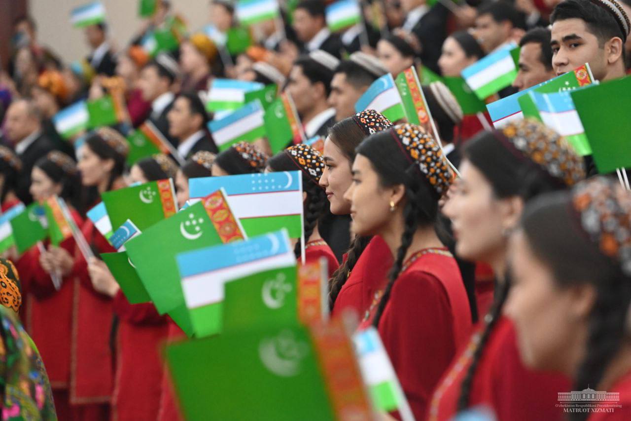 Флаги Туркмении и Узбекистана