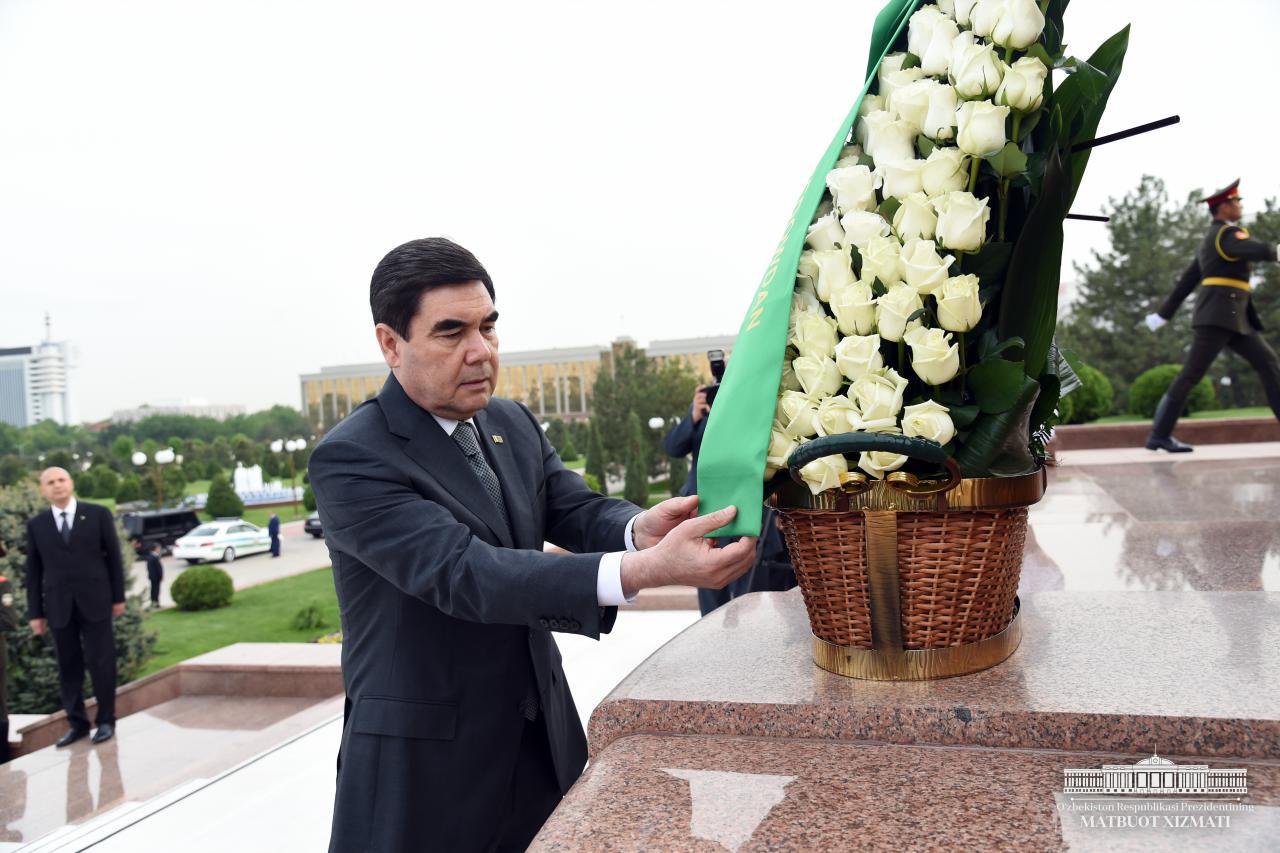 President of Turkmenistan laid flowers at the Monument of Independence and Humanism