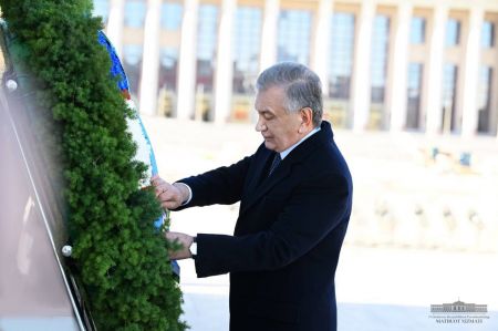 Uzbek President Honours Chinese National Heroes