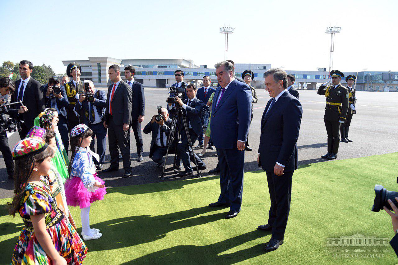 President of Tajikistan arrives in Tashkent