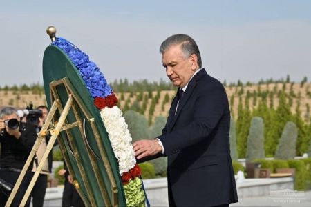 President of Uzbekistan Lays Flowers at the Memorial Complex in Ashgabat