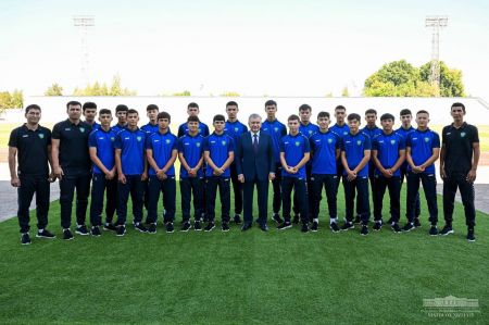 President Meets Young Football Players and Industry Specialists