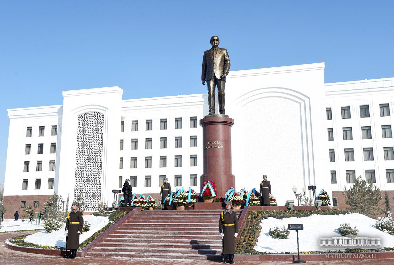 В городе Карши открыт памятник Исламу Каримову