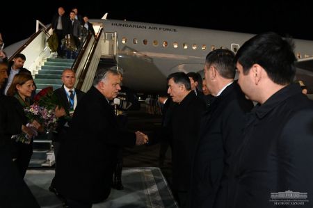 Minister of Hungary Arrives in Samarkand