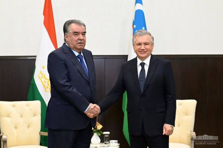 Президенты Узбекистана и Таджикистана провели встречу на полях саммита СНГ