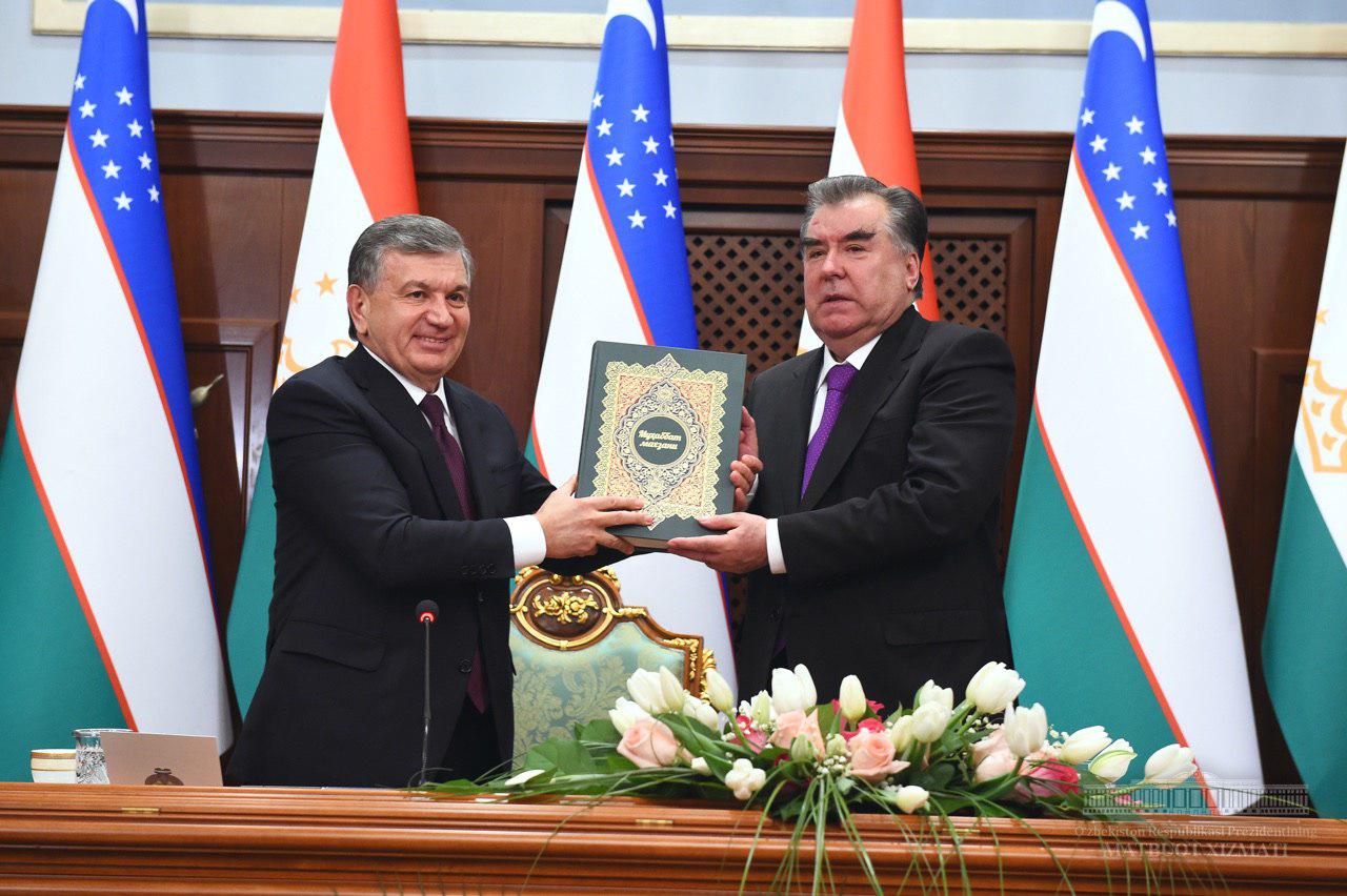 Глава нашего государства подарил Президенту Таджикистана книгу с избранными произведениями Абдурахмана Джами