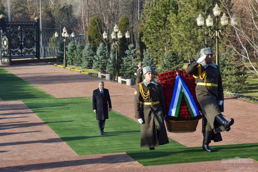 Shavkat Mirziyoyev pays tribute to the memory of the First President